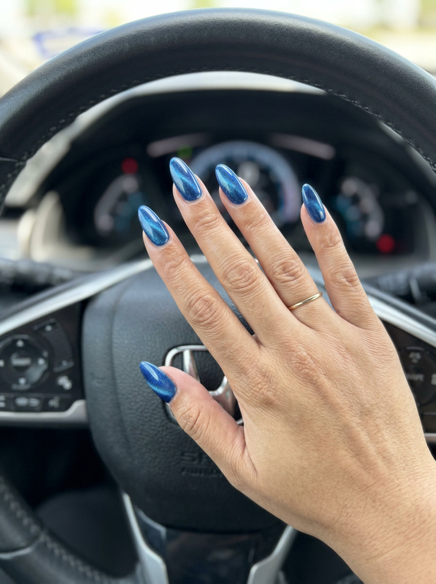 Edgy electric blue mirror stiletto nails for parties and festivals. Solid summer nails 2026.