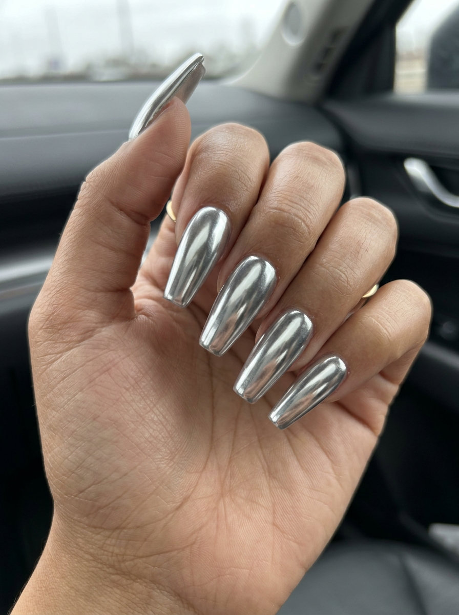 Silver Chrome Edge Stiletto nails for parties, an edgy solid summer nails 2026 look with a futuristic metallic finish.